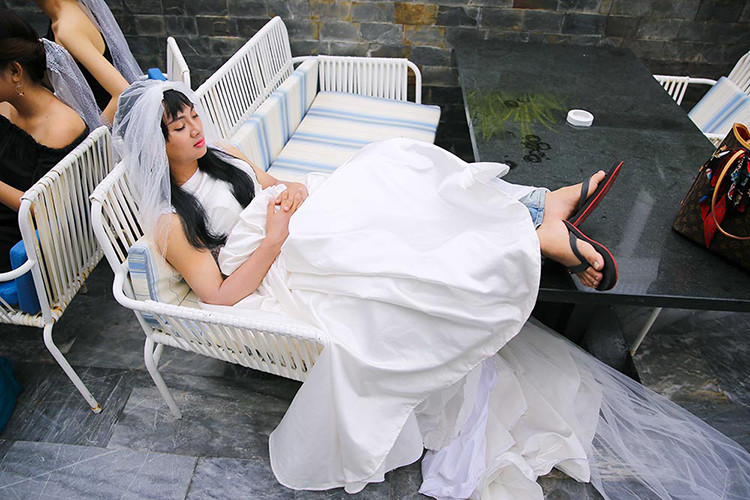 Hoài Lâm còn bị “choáng váng” khi phải ngâm mình nhiều tiếng đồng hồ dưới hồ nước lạnh, bị ăn tát liên tục hay vấp ngã khi quay phân cảnh giả gái.