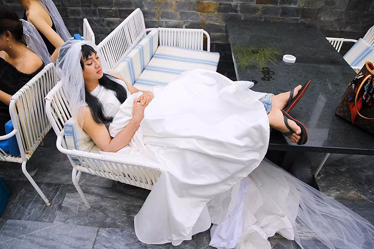 Hoài Lâm còn bị “choáng váng” khi phải ngâm mình nhiều tiếng đồng hồ dưới hồ nước lạnh, bị ăn tát liên tục hay vấp ngã khi quay phân cảnh giả gái.