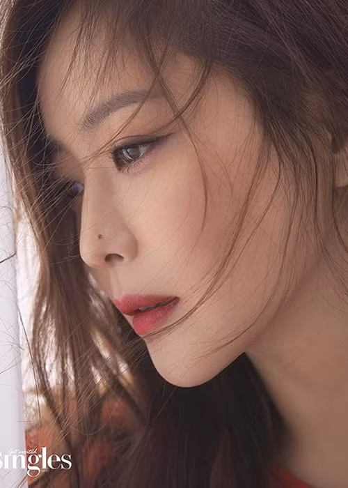 Cận cảnh gương mặt đẹp không tỳ vết của Kim Hee Sun khi làm mẫu ảnh cho một tạp chí. Ảnh: Instagram