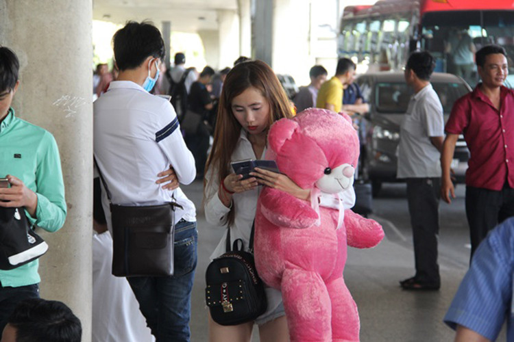 Khi được thông báo Hương Giang Idol sẽ bay về nước và lúc 16h00, người hâm mộ của tân Hoa hậu Chuyển giới Quốc tế đã đến rất đúng giờ để chào đón thần tượng.