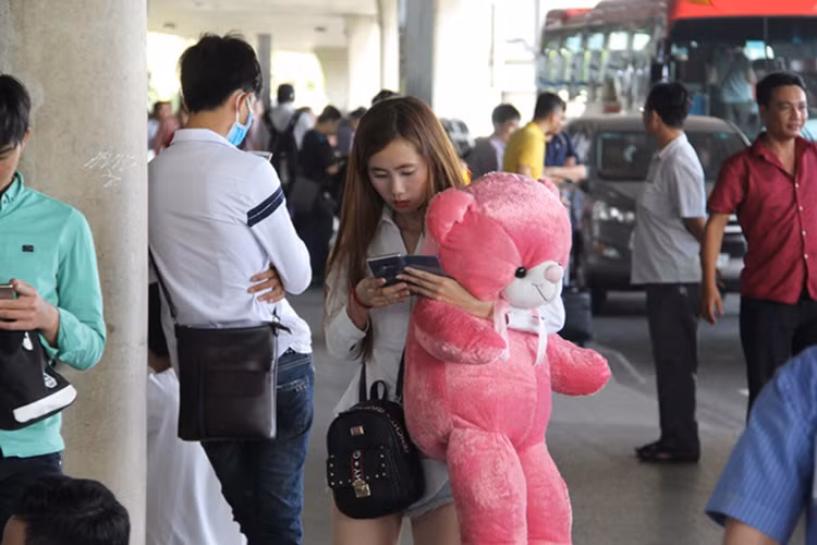 Khi được thông báo Hương Giang Idol sẽ bay về nước và lúc 16h00, người hâm mộ của tân Hoa hậu Chuyển giới Quốc tế đã đến rất đúng giờ để chào đón thần tượng.