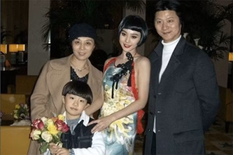 Khi ở ngoài tuổi 40, bà Trương Truyền Mỹ hạ sinh cậu con trai Phạm Thừa Thừa. Ảnh: Sina