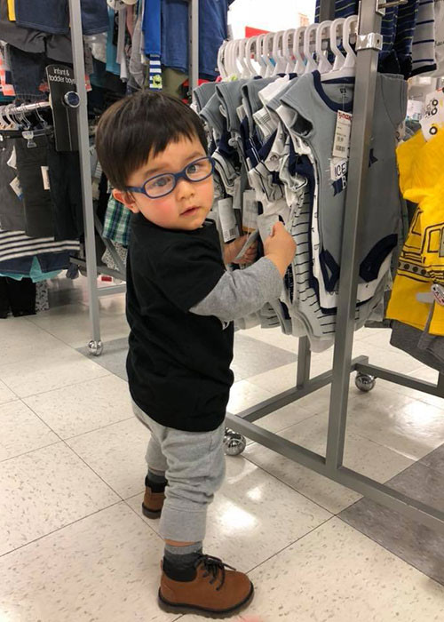 Bà xã của Đan Trường đưa con trai đi mua sắm.