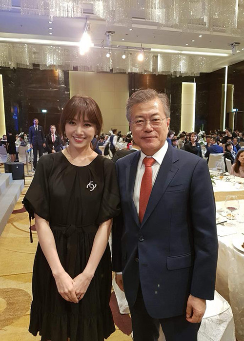 Hari Won hạnh phúc khi có dịp gặp tổng thống Hàn Quốc Moon Jae In.
