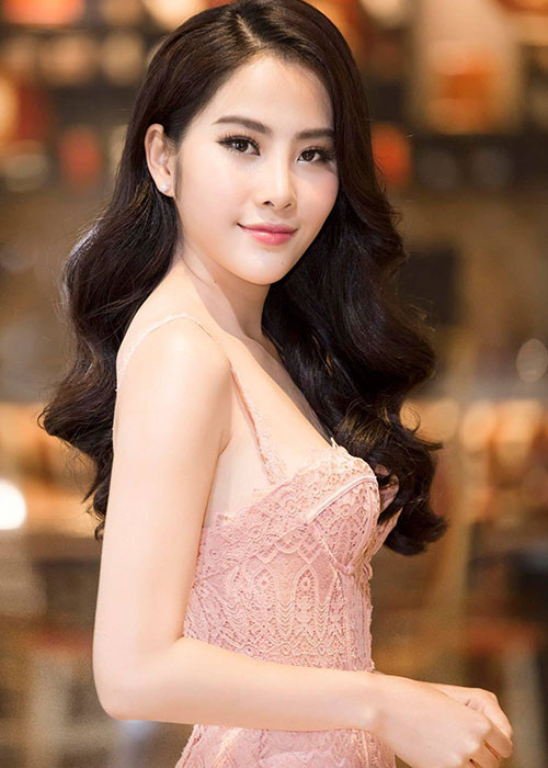 Người đẹp gốc Tiền Giang diện đầm ôm sát tôn vóc dáng quyến rũ.