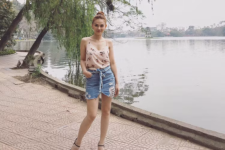 Thu Thủy dạo phố Hà Nội và thưởng thức ẩm thực của Hà thành.