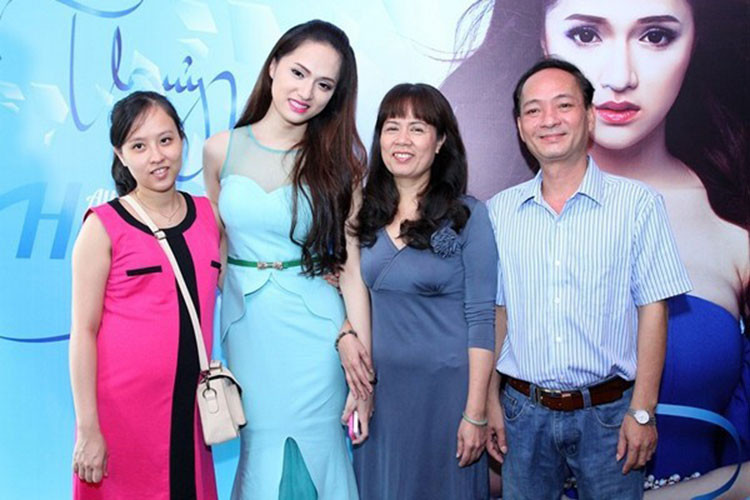 Hình ảnh Hương Giang bên bố mẹ tại buổi ra mắt sản phẩm âm nhạc. Ảnh: Giadinhxahoi
