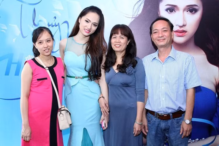 Hình ảnh Hương Giang bên bố mẹ tại buổi ra mắt sản phẩm âm nhạc. Ảnh: Giadinhxahoi