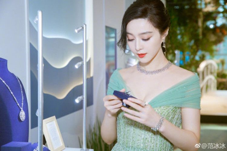 Nữ diễn viên hàng đầu xứ Trung diện bộ đầm màu xanh ngọc quyến rũ.