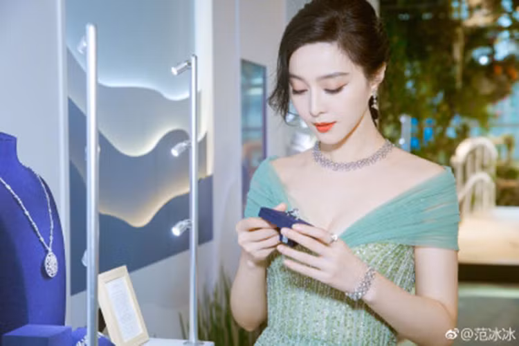 Nữ diễn viên hàng đầu xứ Trung diện bộ đầm màu xanh ngọc quyến rũ.