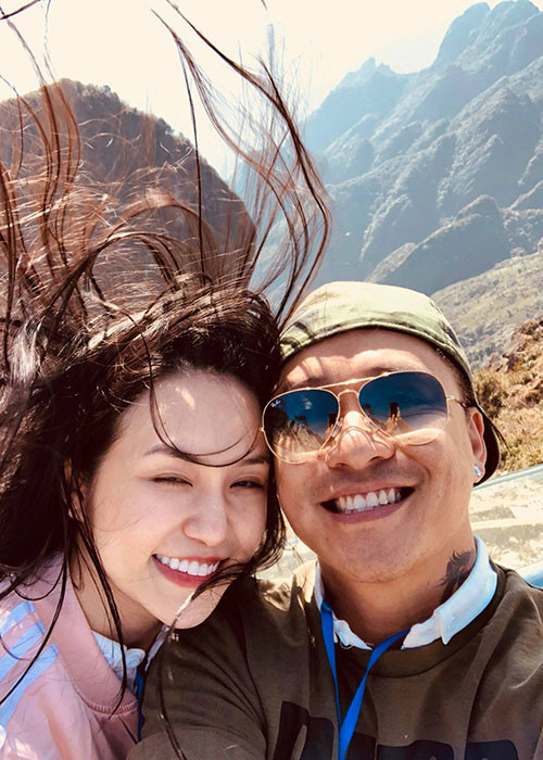 Vợ chồng sao Việt Tuấn Hưng đi du lịch.