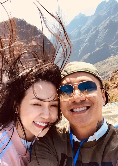 Vợ chồng sao Việt Tuấn Hưng đi du lịch.