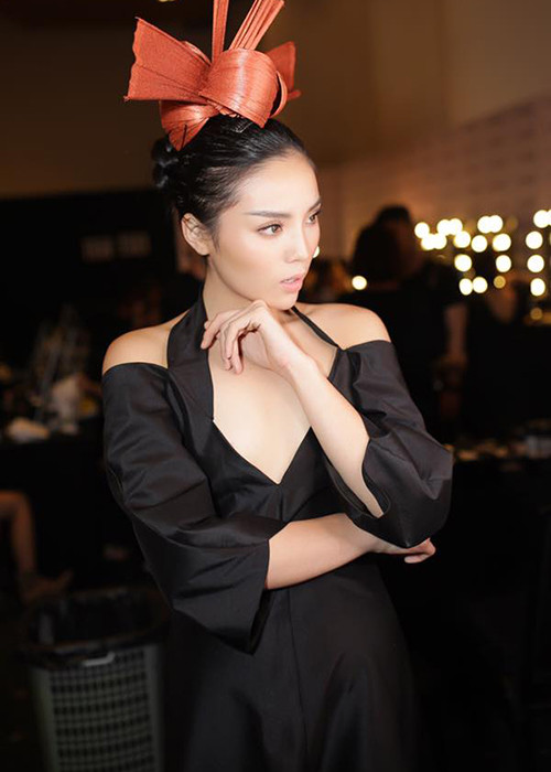Hình ảnh Kỳ Duyên diện thiết kế chữ V tham gia trình diễn tại một show thời trang.