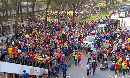 Hàng ngàn công nhân đứng bên ngoài cổng công ty và quốc lộ 1K - Ảnh: A LỘC