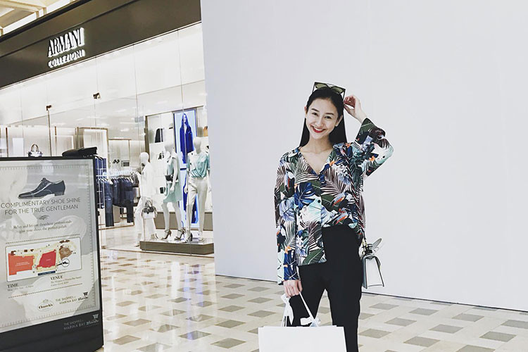 Hà Thu chia sẻ: “Tớ là tớ tự mua quà rồi đó. Chỉ đợi tới ngày 8/3 khui ra và giả vờ thật bất ngờ nữa là xong”.