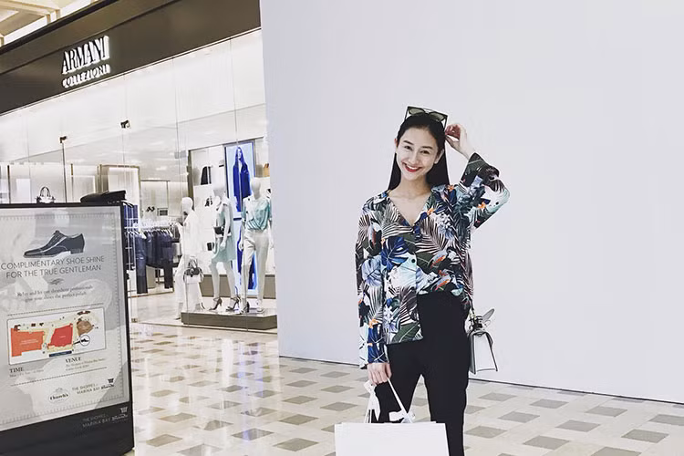 Hà Thu chia sẻ: “Tớ là tớ tự mua quà rồi đó. Chỉ đợi tới ngày 8/3 khui ra và giả vờ thật bất ngờ nữa là xong”.