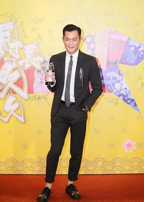 Cổ Thiên Lạc khoe cúp giải Nam diễn viên chính xuất sắc. Ảnh: Sina