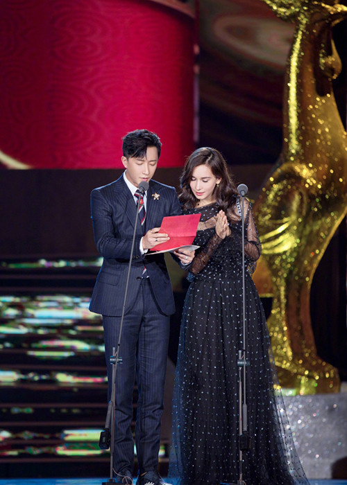 Hình ảnh cặp đôi tham gia một buổi lễ trao giải trong vai trò người công bố giải thưởng.