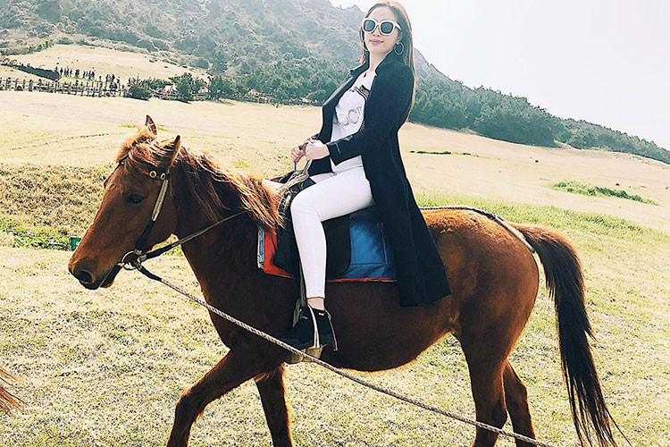 Bảo Thy cưỡi ngựa trong chuyến du lịch Hàn Quốc.