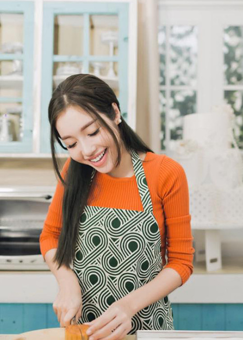 Bà mẹ hai con giản dị vào bếp nấu ăn cho các con.