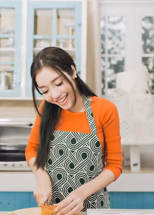 Bà mẹ hai con giản dị vào bếp nấu ăn cho các con.