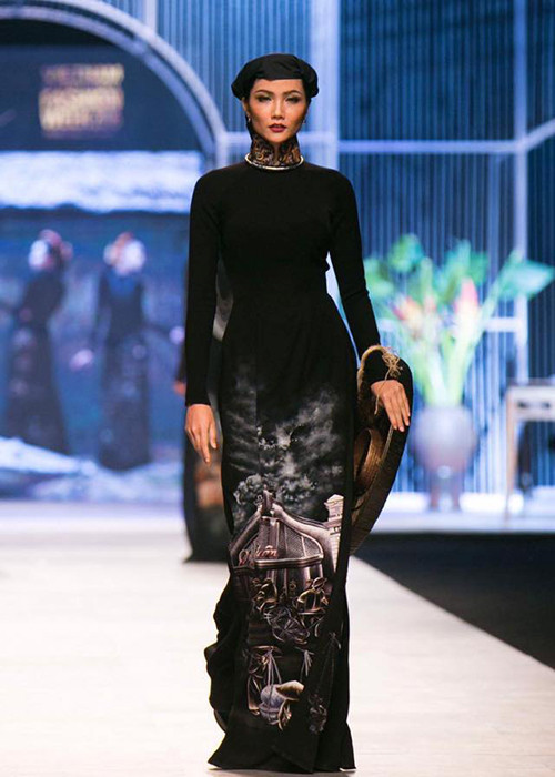 H’hen Niê đăng tải hình ảnh khi làm người mẫu trước lúc đoạt vương miện hoa hậu.