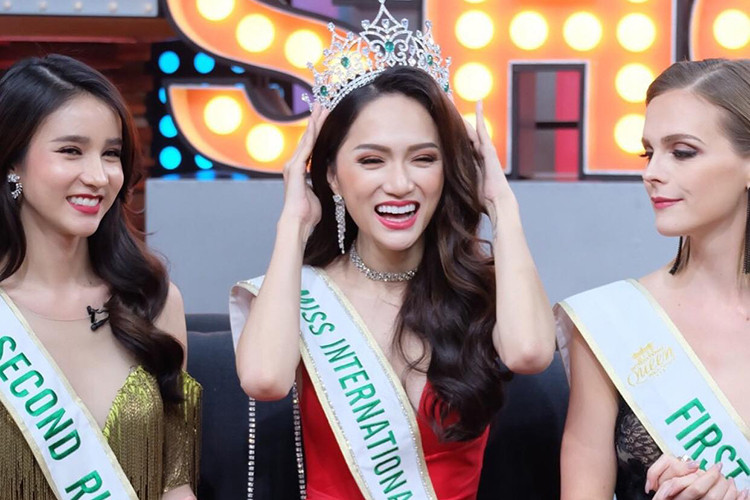 Hình ảnh Hương Giang tươi rói bên 2 á hậu. Ảnh: Fanpage