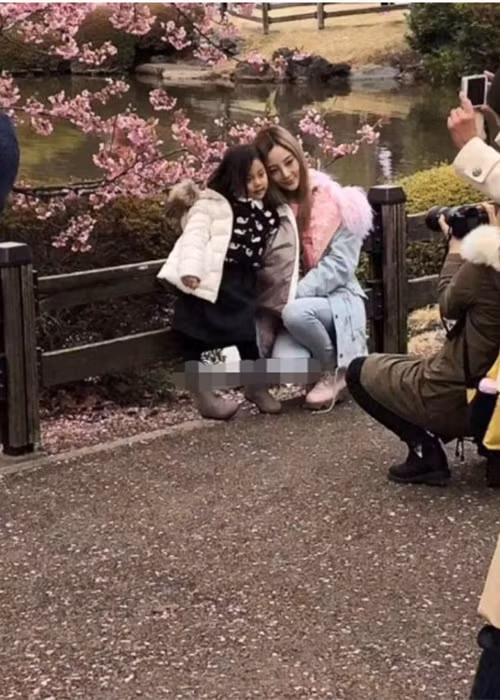 Sau scandal ngoại tình, Lý Tiểu Lộ trông gầy gò, hốc hác hơn. Ảnh: Sina