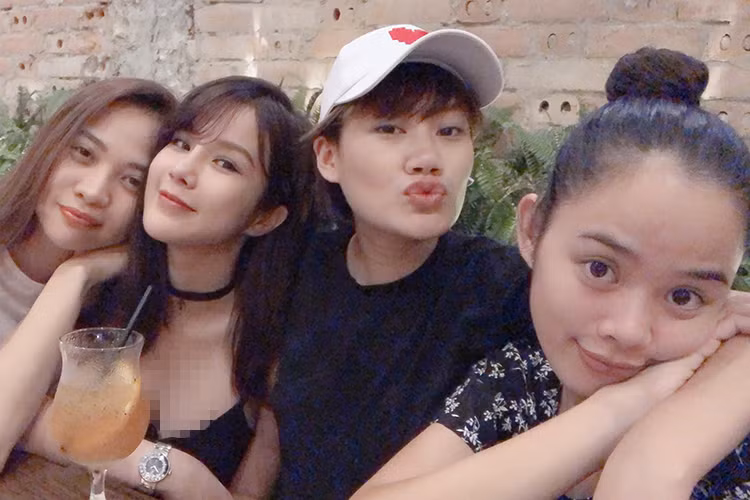 Đàm Thu Trang (ngoài cùng bên trái) vui vẻ bên hội bạn thân.