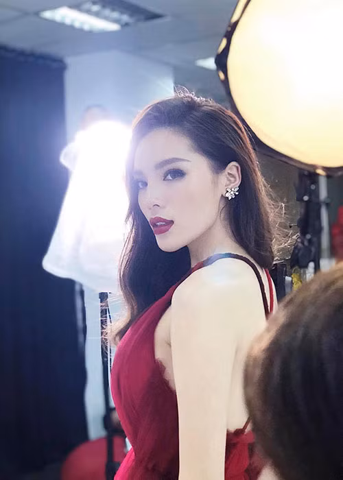 Hoa hậu Kỳ Duyên viết trên trang cá nhân: “Mọi việc dù có khó khăn tới đâu chỉ cần cố gắng hết sức thành quả nhận được sẽ luôn xứng đáng”.