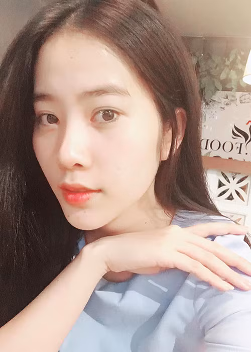 Nam Em có ngoại hình đầy cuốn hút với gương mặt xinh đẹp, vóc dáng quyến rũ.