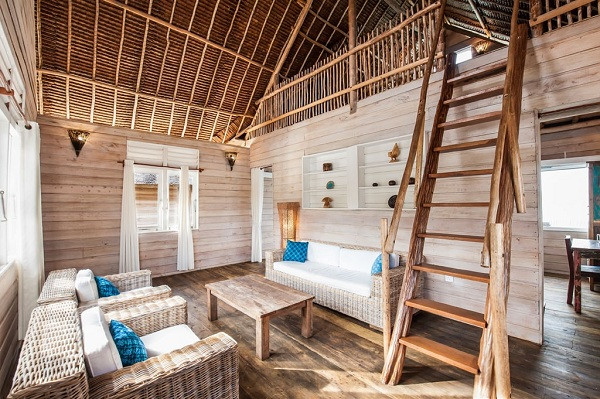 Trong khi bãi biển Telunas là nơi có bãi biển rộng mở thì khu nghỉ dưỡng đảo tư nhân lại có một hồ bơi nước ngọt đáng yêu với tầm nhìn ra biển tuyệt đẹp và tạo cảm giác thư giãn cho du khách.