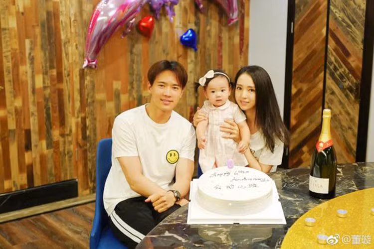 Đổng Tuyền vừa chăm sóc chồng con vừa đi đóng phim. Ảnh: Weibo