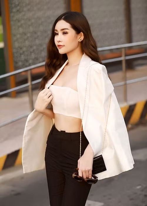 Ngân Anh đang xây dựng hình tượng theo hướng fashionista - tín đồ thời trang sành điệu chuyên dùng hàng hiệu và sắc mặt lạnh lùng, sang chảnh. Nhưng biểu cảm của cô chưa đạt độ lạnh cần thiết.