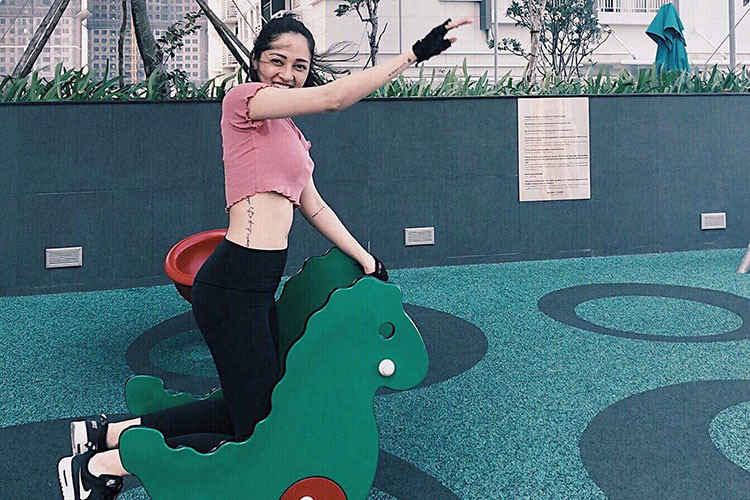 Hình ảnh Bảo Anh vui vẻ ở đời thường khiến fans yên tâm.