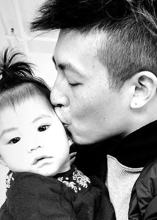 Trần Quán Hy cưng chiều con gái hết mực. Khi vợ đi công tác, anh không ngần ngại đảm nhận việc chăm sóc con gái.