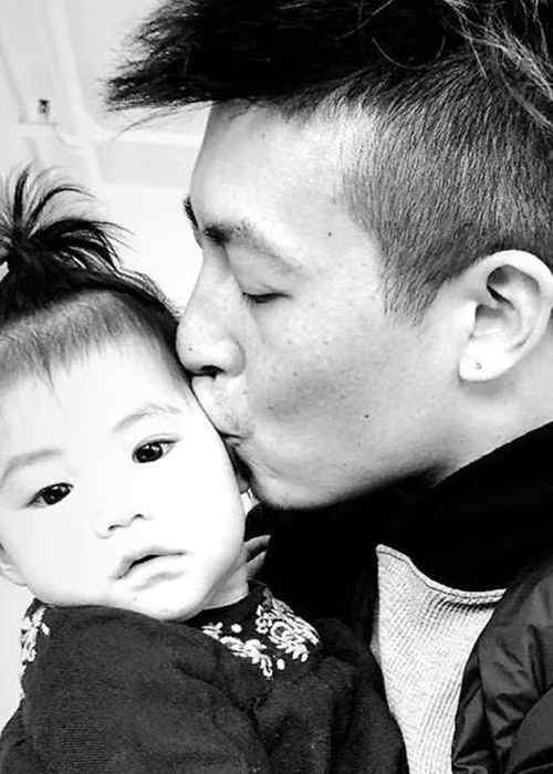 Trần Quán Hy cưng chiều con gái hết mực. Khi vợ đi công tác, anh không ngần ngại đảm nhận việc chăm sóc con gái.