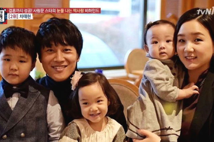 Cha Tae Hyun và vợ gặp nhau lần đầu tiên khi học trung học và hẹn hò 13 năm trước khi kết hôn.