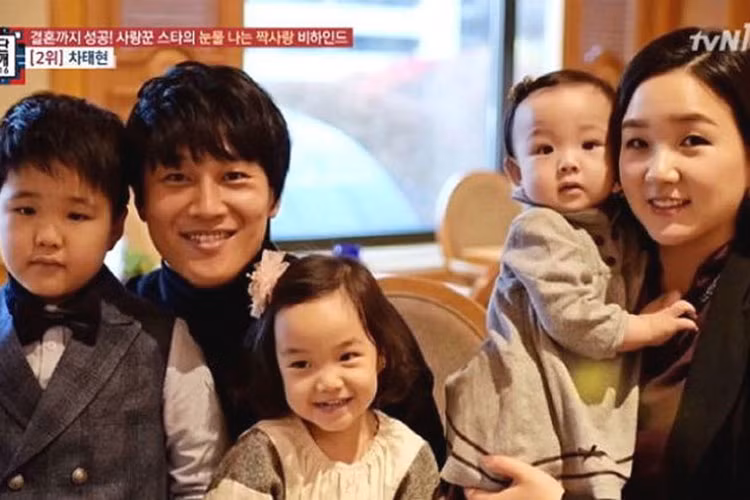 Cha Tae Hyun và vợ gặp nhau lần đầu tiên khi học trung học và hẹn hò 13 năm trước khi kết hôn.