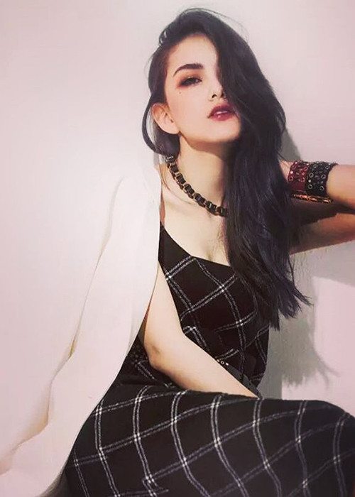 Sau lần sinh nở thứ hai, Côn Lăng sớm quay trở lại với công việc đóng phim, làm người mẫu. Ảnh: Instagram