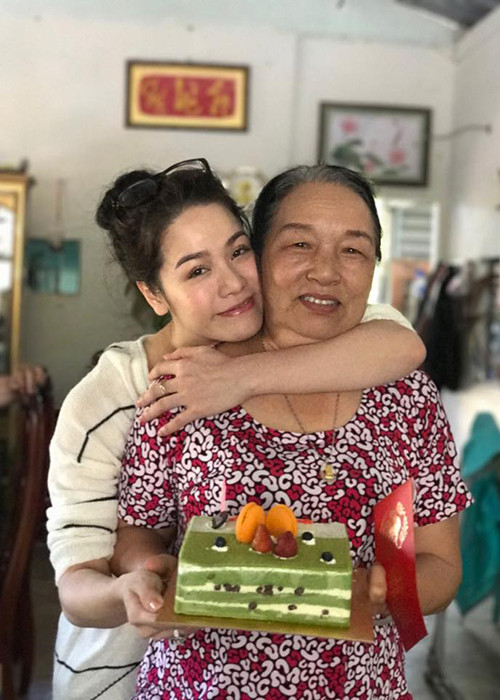 Nhật Kim Anh gửi lời chúc mừng sinh nhật đến mẹ: “Chúc mẹ yêu của con sinh nhật thật nhiều sức khoẻ luôn vui vẻ và hạnh phúc bên chúng con. Con yêu mẹ”.