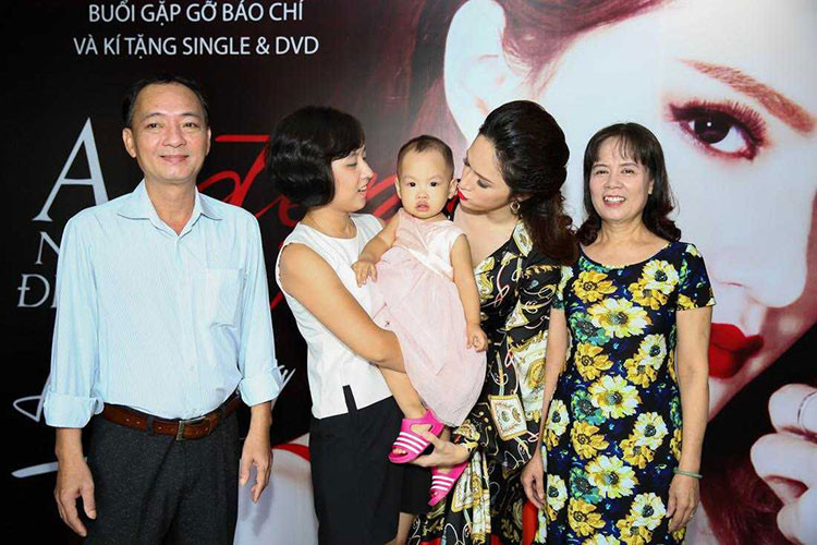 Bố mẹ của người đẹp từng day dứt khi không thể ở bên Hương Giang lúc cô bí mật một mình sang Thái Lan chuyển giới. Ảnh: VTC