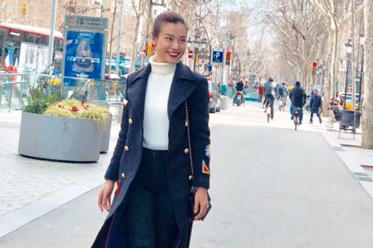 MC Hoàng Oanh trẻ trung, sành điệu dạo phố tại Tây Ban Nha là một trong những tin tức sao Việt trong ngày 10/3.