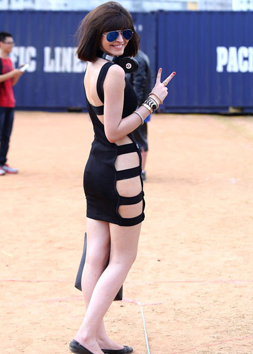 Ngoài chuyện tình cảm, Andrea còn bị ném đá khi không ít lần ăn mặc hở hang phản cảm. Ảnh: Zing