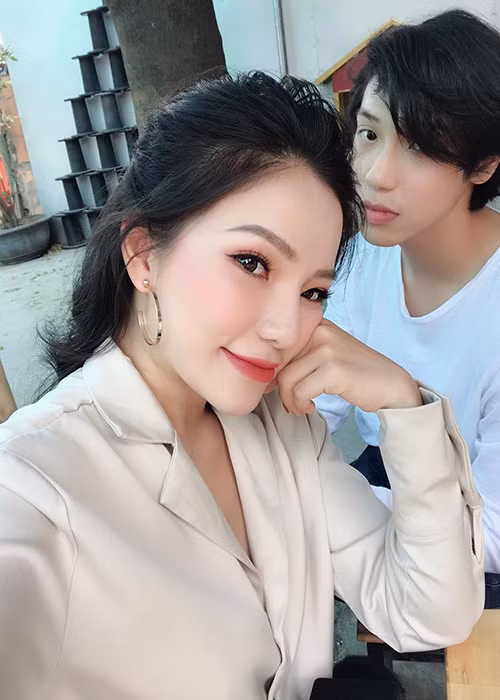 Lý Phương Châu - Hiền Sến đi quay gameshow là một trong những tin tức sao Việt trong ngày 14/3.