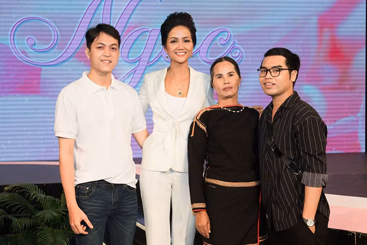 H’Hen Niê chia sẻ, mẹ của cô rất thích chương trình này nên khi biết con gái sẽ làm MC, mẹ cô liền vào TP HCM để được xem trực tiếp.