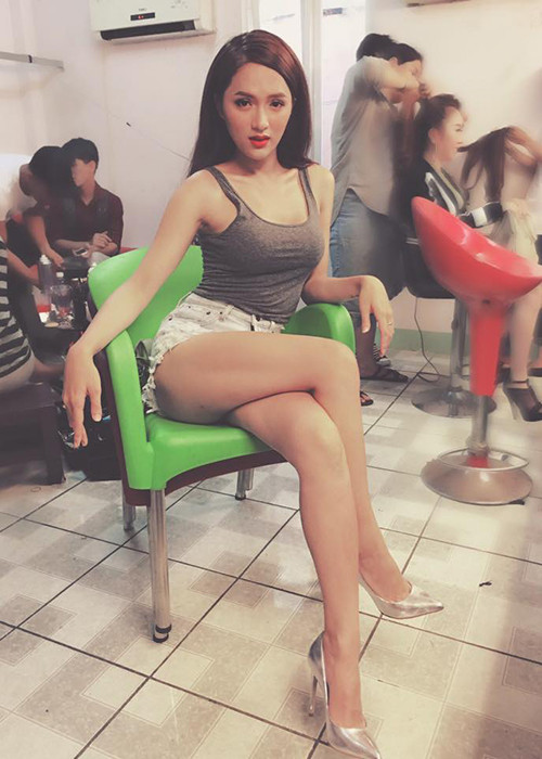 Nữ ca sĩ chuyển giới khoe đôi chân nuột nà khi diện áo thun kết hợp với quần ngắn 5cm.