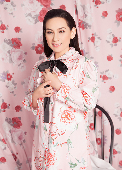 Tuy nhiên, Phi Nhung tâm sự cô khá sợ đại gia. "Ở đời chẳng ai cho không ai thứ gì. Họ cho mình cái này, ngược lại họ đòi mình thứ khác. Tôi không muốn mình trở thành con rối trong tay của những người lắm tiền nhiều của”, nữ ca sĩ cho hay.