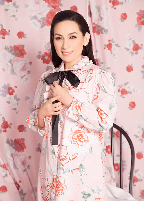 Tuy nhiên, Phi Nhung tâm sự cô khá sợ đại gia. "Ở đời chẳng ai cho không ai thứ gì. Họ cho mình cái này, ngược lại họ đòi mình thứ khác. Tôi không muốn mình trở thành con rối trong tay của những người lắm tiền nhiều của”, nữ ca sĩ cho hay.