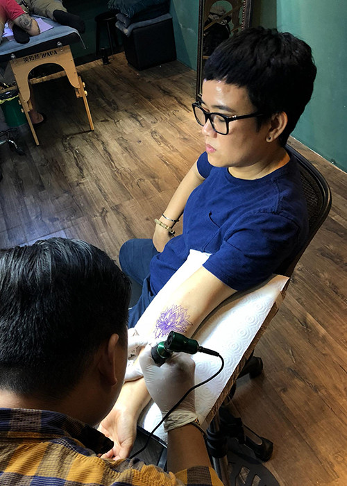 Nhạc sĩ Phương Uyên khoe hình xăm mới là một trong những tin tức sao Việt trong ngày 7/3.